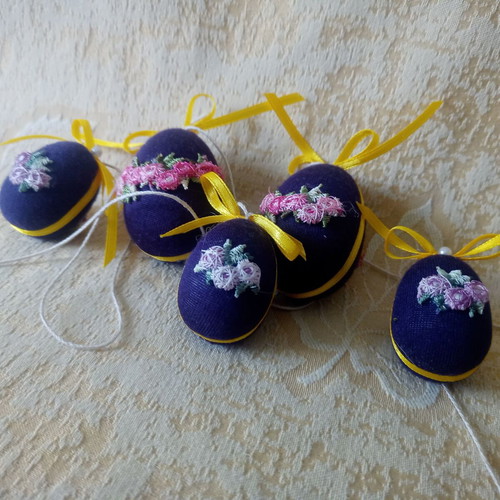 Set of 5 handmade Easter eggs like new with embroidered flowers