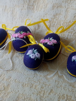 Set of 5 handmade Easter eggs like new with embroidered flowers
