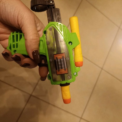 Small children's toy gun used with plastic darts