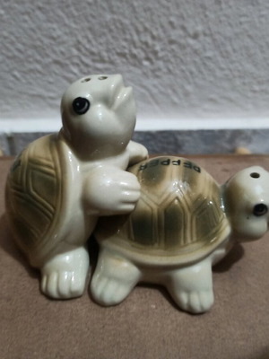 Salt and pepper shakers turtles like new