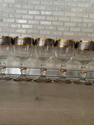 Glasses like new, set of 7 with 5 identical and 2 different designs