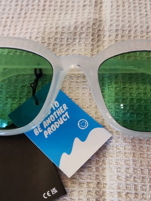 Solo-Solis NDL6460 sunglasses new, cat-eye design, light green lenses