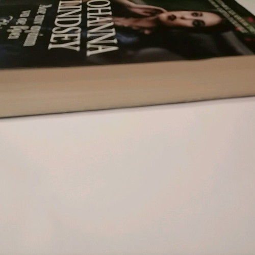 Novel Asé tin agápi na se vrei by Johanna Lindsey like new
