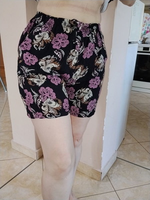 Floral shorts like new, black and purple pattern