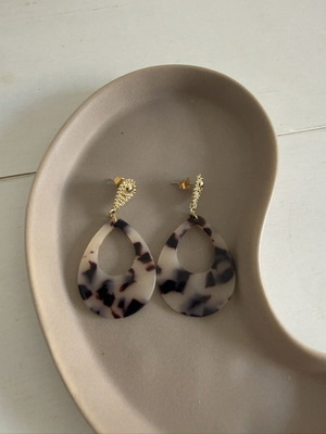Tortoise Earrings like new, beige and brown