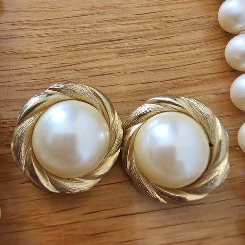 Pearl set vintage used, necklace and earrings in ecru color