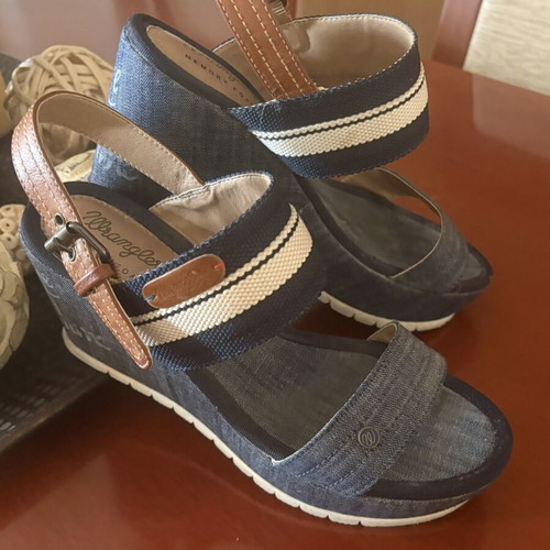 Wrangler platform sandals size 38 like new, blue memory foam
