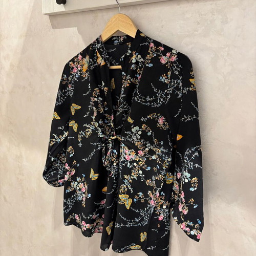 Shirt with floral motifs size M like new