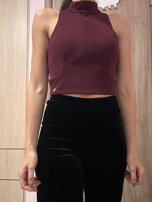 Bsb medium like new, burgundy with built-in cups