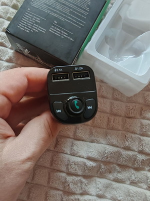 Bluetooth FM трансмитер X8 нов с Hands-Free и 2 USB порта 3.1A