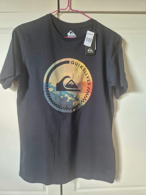 Quiksilver T-shirt με γραφικό τύπωμα σε μαύρο, μέγεθος S, αφόρετο με το ταμπελάκι