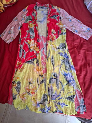 Floral kimono dress Banana like new, multicolored