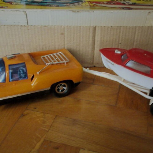 Porsche trailer and battery-operated boat from the 70s, new in box