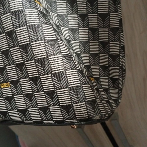 Guess large women's shoulder bag