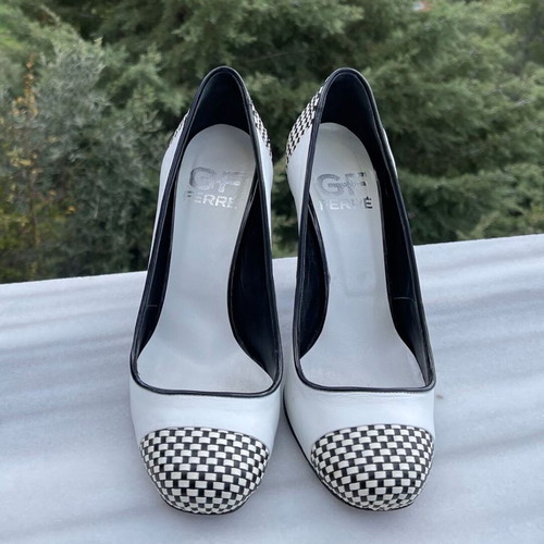GF Ferre elegant white pumps like new, size 39