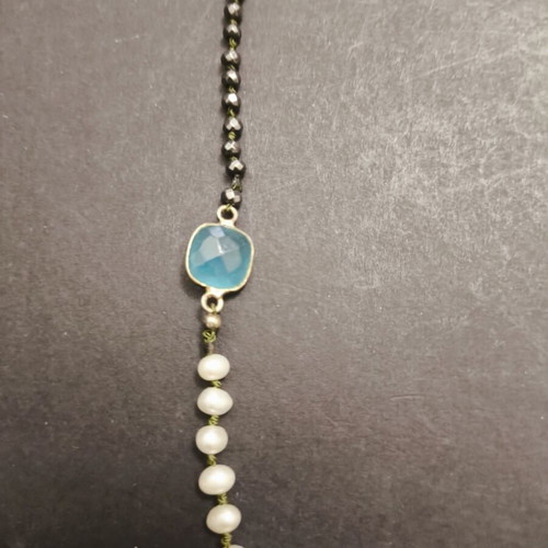 Long rosary necklace with semiprecious stones and gold-plated clasp