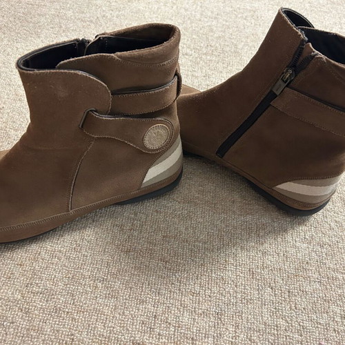 Bally suede leather ankle boots with zipper like new, beige