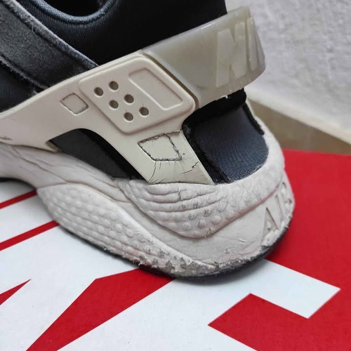 Nike Huarache athletic shoes used, size 42, black and white