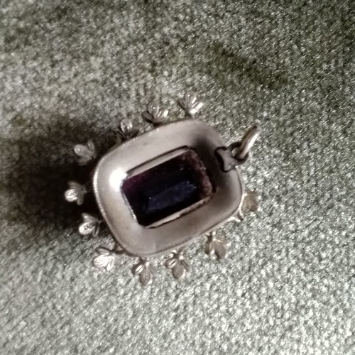 Vintage pendant with precious stone used, broken leaf detail
