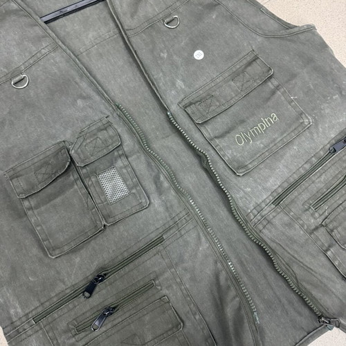 Multi-pocket vest with key holder, green