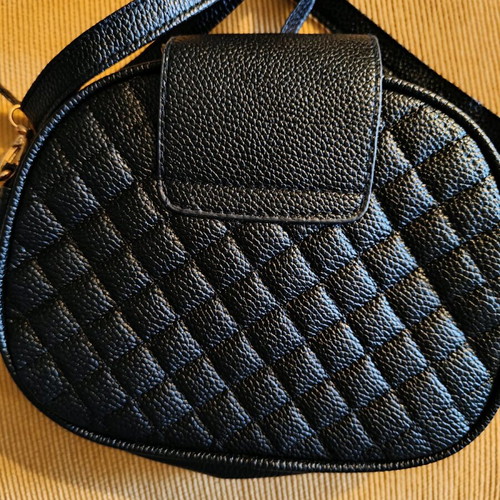 Black crossbody bag like new with 3 compartments