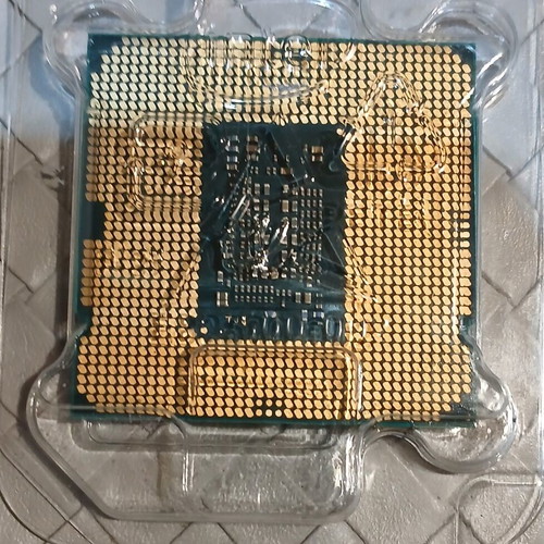 Intel Core i3-10105 used with integrated graphics and original cooler
