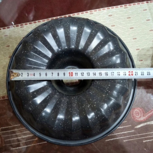 Iron cake pan with enamel coating