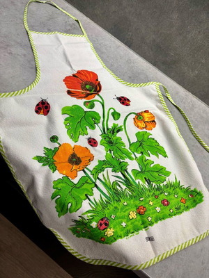 Kitchen apron like new with poppies
