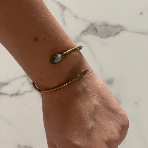 Handmade women's bracelet used with semi-precious stone