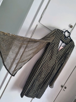Pretty Darling dress size 42 with unique sleeves, new