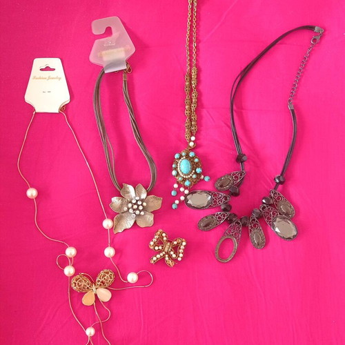 Vintage faux bijoux set used with missing parts