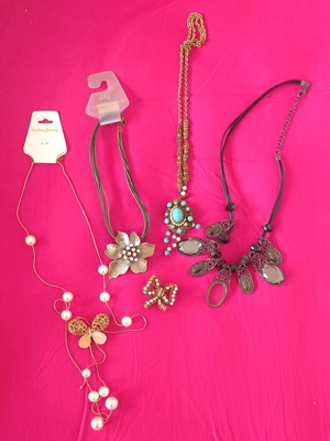 Vintage faux bijoux set used with missing parts