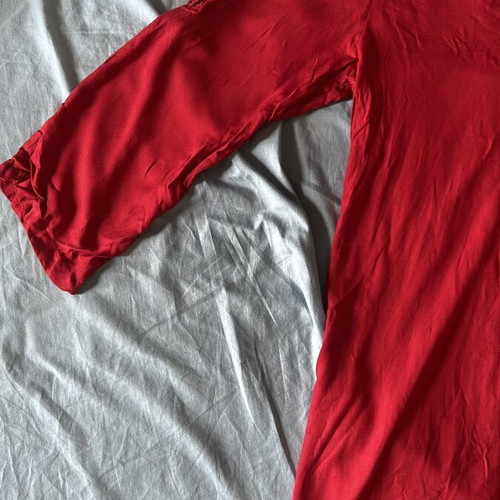 Caramella red tunic with V-neck and buttons, long sleeves