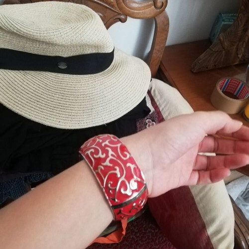 Metal red bracelet like new, diameter 7 cm