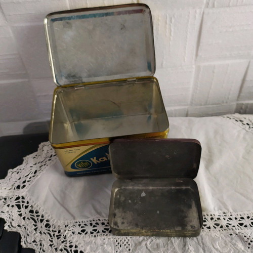 Vintage metal box Kalmalini and Meggezones used, pack