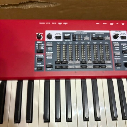 Nord Electro 6HP keyboard with case like new