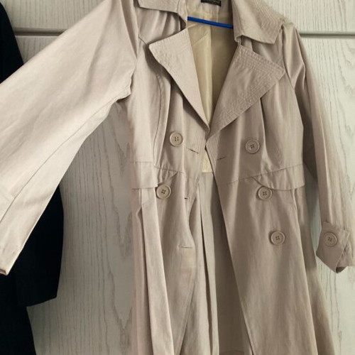 Beige NoLarge trench coat like new with two pockets