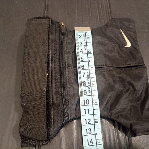 Nike black running armband with zipper pocket, 13x13 cm