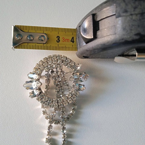 Pins like new, set of two with clasp and magnet