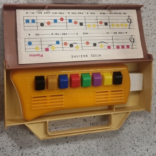 Vintage children's Melodica Pianino used, good condition