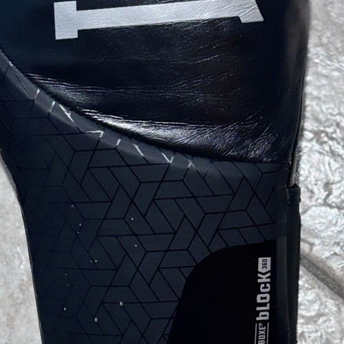 Leone 1947 16oz Texture Block boxing gloves refurbished, black