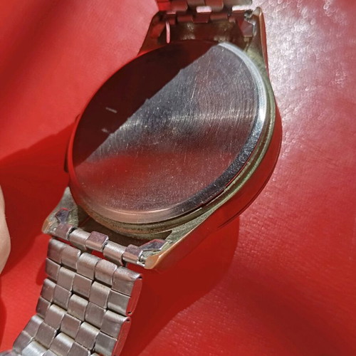 Wristwatch used, battery-powered, large size, needs battery change