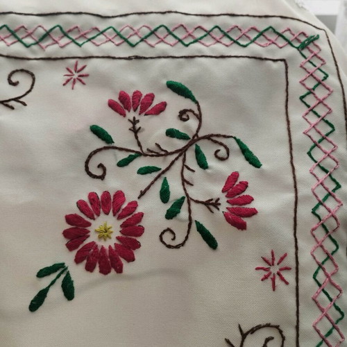 Handmade embroidered table runner 67×67 cm like new, vintage