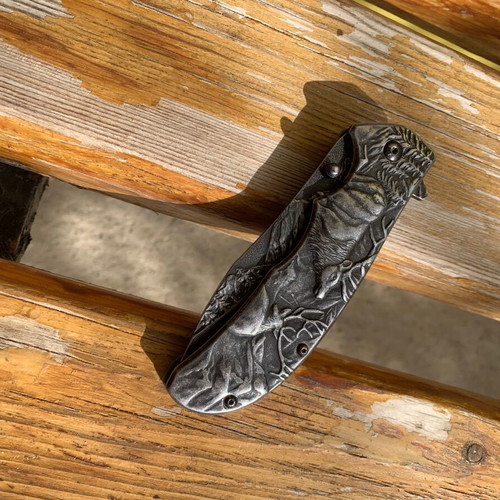 Folding knife with animal design used with blade lock