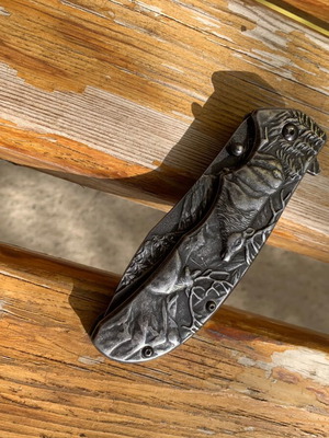 Folding knife with animal design used with blade lock