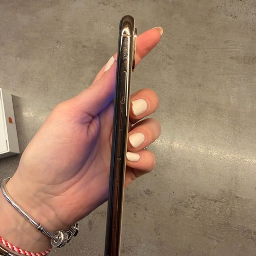Iphone xs used, gold, 64GB, in very good condition