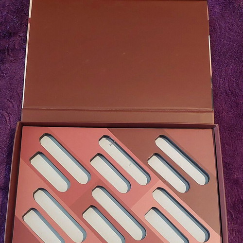 Empty lipstick case with magnetic closure