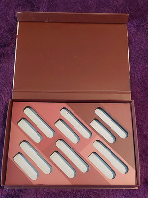Empty lipstick case with magnetic closure