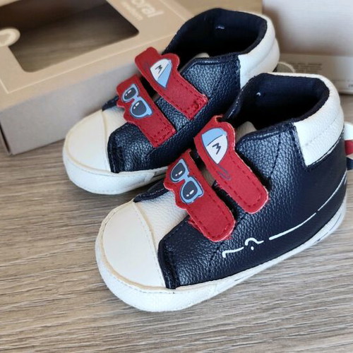 Baby shoes new, unused in box