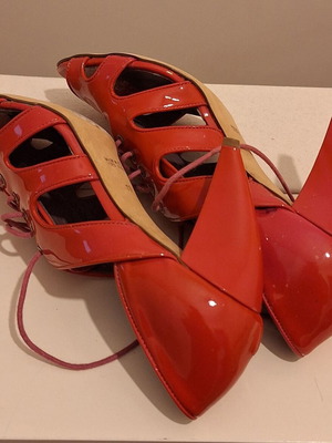 Amuleti Fuchsia Leather Peep Toe Sandals like new, cut outs & laces
